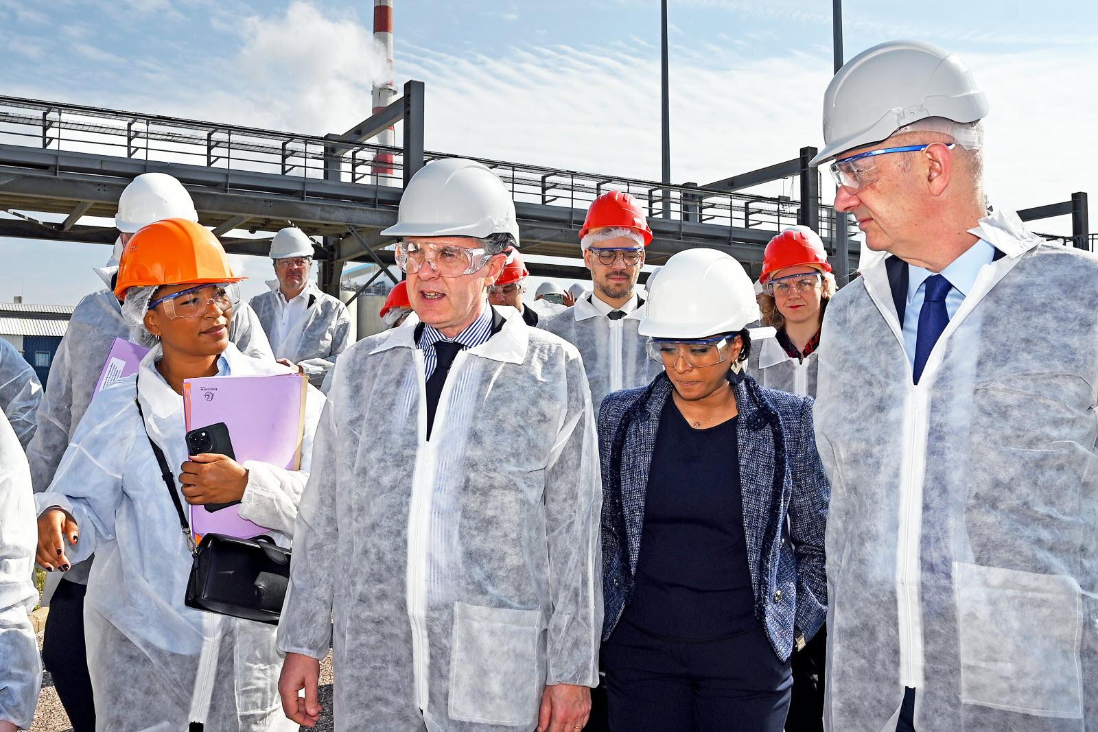 Dans la matinee christophe bechu a visite l usine novacarb a laneuveville devan nancy en compagnie de prisca thevenot ministre deleguee chargee du renouveau democratique porte paro