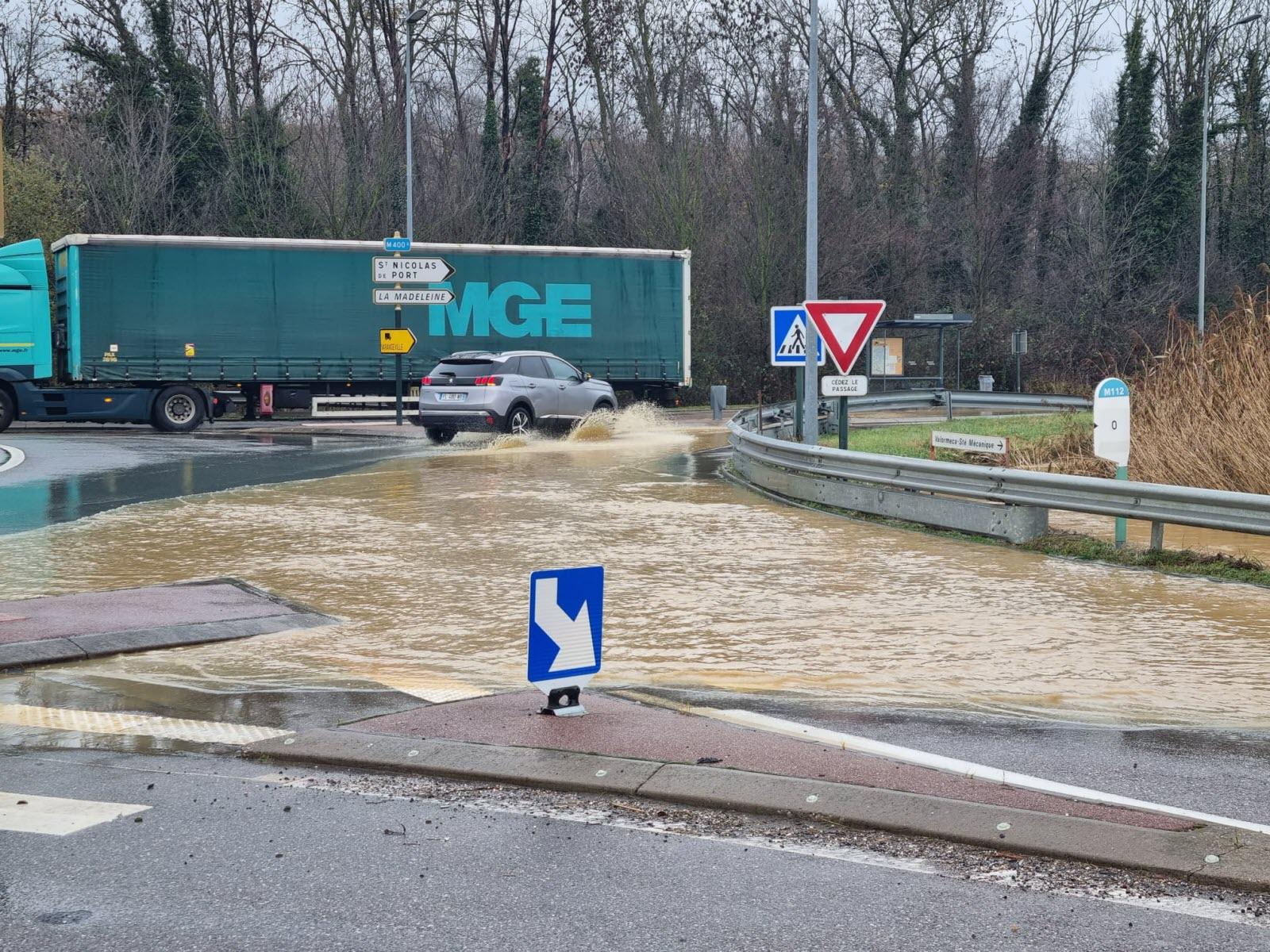 Les fosses debordent sur les voies de circulation photo a t 1702386376